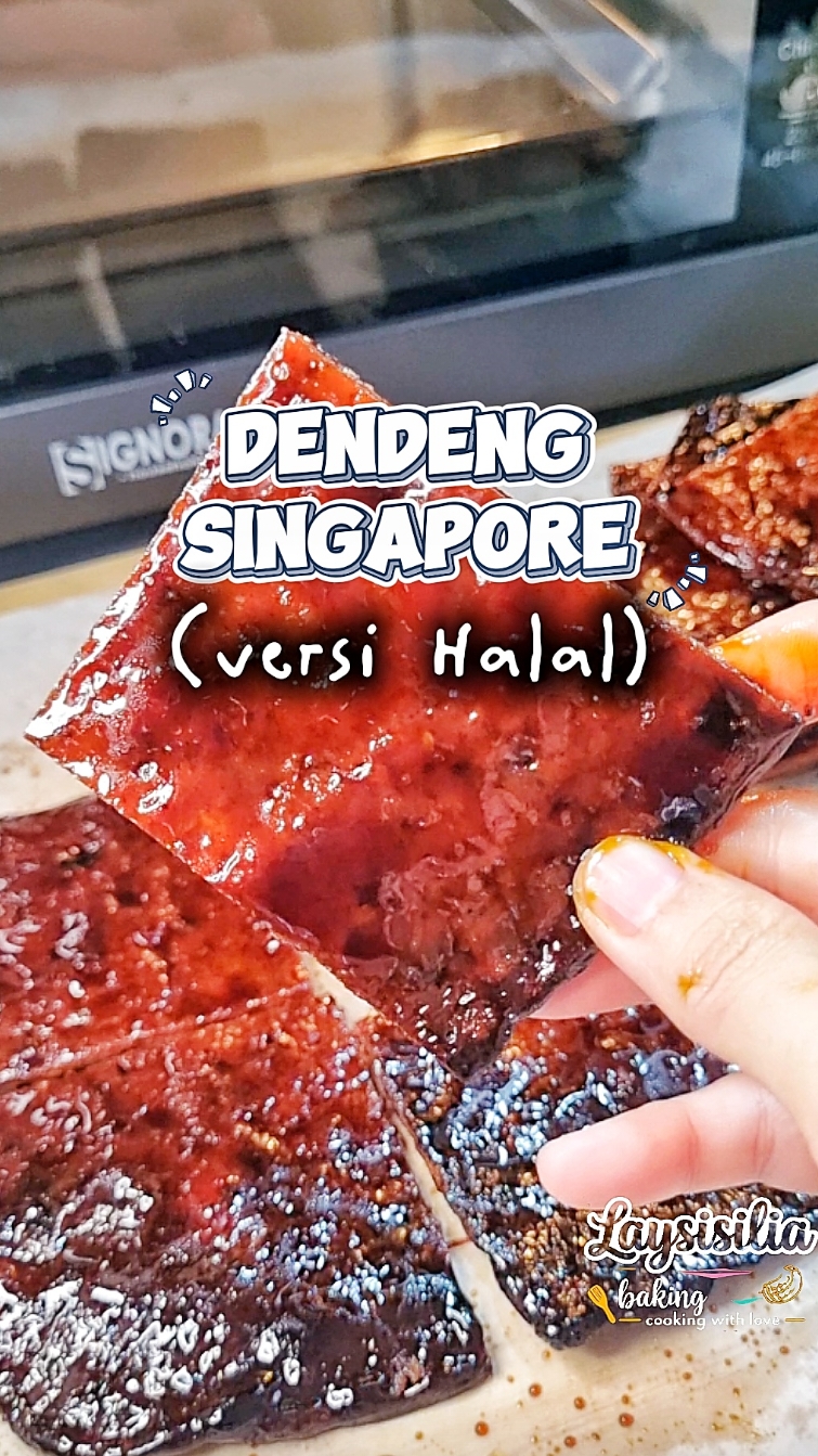 Dendeng ala Singapore tapi ini yg versi halal nya, bikinnya ternyatta mudah banget dan pastinya lebih ekonomis, soalnya klo beli harganya mehong... Rasanya enakk gurih maniss dan wangii banget,  dimakan langsung atau pake nasi anget enakk poll, dipotong2 buat campuran nasgor jg enakk, bisa di simpan chiller dan freezer jugaa.. Usahain pake paha ayam supaya hasilnya tetep juicy dan ga keras . DENDENG ala SINGAPORE (AYAM) Recook @laysisilia . Bahan : 500 gr paha ayam fillet 100 gr lemak ayam 1/2 bawang bombay 3 baput 2,5 sdt kaldu jamur 1 sdt lada bubuk 1 sdt bumbu gohiong 3 sdm brown sugar 1 sdt angkak bubuk . 3 sdm kecap manis 1 sdm saos tiram 2 sdm kecap asin 2 sdm madu 1 sdm minyak wijen . Bahan Olesan aduk rata : 40 gr kecap manis 40 gr madu . Panggang api atas bawah 180’c selama 20 menit Keluarkan lalu oles bahan olesan, panggang 10 menit Keluarkan dan balik, oles dg bahan olesan, lanjut panggang 10 menit lagi . Untuk panggangnya pake : OVEN DE LUNA SIGNORA @Monna Ang @SIGNORA HOUSEHOLDS   38 LITER, 600 W (ATAS) - 600 W (BAWAH) FITUR DEFROST,  PROOFING, CONVECTION, API ATAS BAWAH DIATUR TERPISAH . #dendeng  #dendengsingapore  #dendengayam  #dendengayamsingapore 