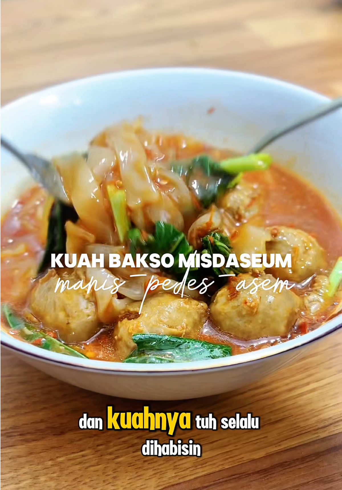 resep baksonya udah aku upload dibulan januari lalu (pas masih hamil) wkwkwk nah skrg lanjutan resep kuahnya yaa. maaf udan menunggu lama 😆 kalo resep baksonya udah lupa, nanti aku pin videonya buat ngingetin lagi yaa 😋 btw jangan lupa dimakannya diracik jadi misdaseum (amis lada haseum) duh nikmat pollll! ps ; divideo ini aku ga pake seledri karna emang lg gak punya wkwk tapi kalo temen2 punya seledri, boleh di masukin ke kuahnya yaa (diikat simpul sledri+daun bawang) bahan kuah bakso : untuk taburan ; 15siung bawang merah 20siung bawang putih untuk kuahnya ; 1,5ltr Air (untuk 4-5mangkok bakso) 4butir kemiri 6siubg bawang merah 6siung bawang putih 1batang daun bawang minyak sisa ngegoreng (secukupnya) 1,5sdm Kaldu Bubuk (sapi) 1/2sdm Mecin 1sdm Garam 1,5sdt Gula pasir 1/2sdt Lada bubuk bahan sambal : 1ons cabe merah keriting kering 10buah rawit mercon 8siung bawang putih goreng 1/2sdm garam
