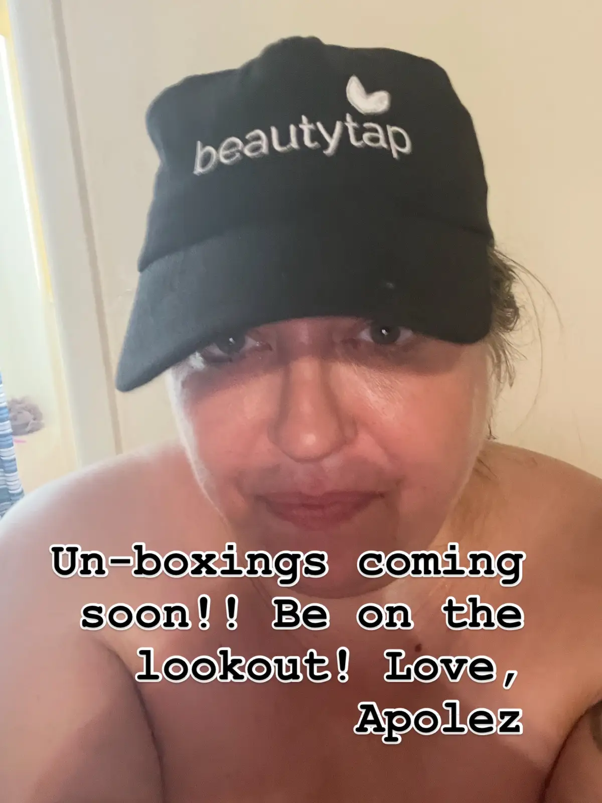 Un-boxings? Oh yes… it’s happening 👀 Keep your eyes (and glow) on me—some faves are about to be revealed! Love, Apolez 💋