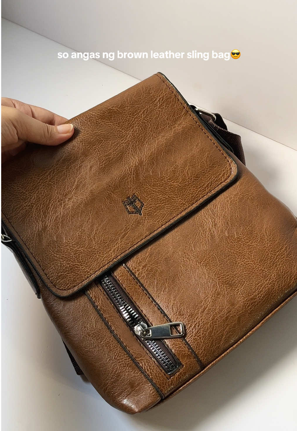 Huuy ang cool ng sling bag for men from Volunteer bags! #slingbag #mensbag #bagformen #volunteerbag 