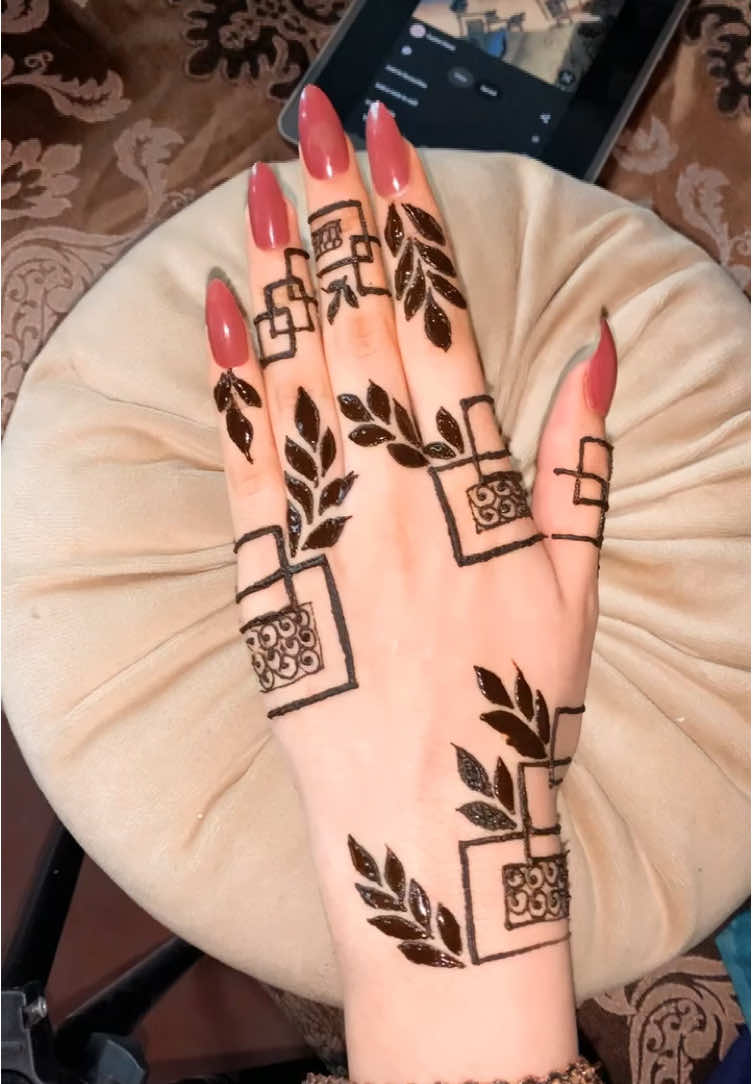 Replying to @dool890 simple and eligent design @HOOR BRANDED CL @مہندی کا جھاں 🌎😍♥️ @Henna by Laraib Faisalabad🥀🔥 @Mano's Beauty Organic #mehndidesign #viral?videotiktok😇😇 #foryoupage #mehndilove #viralvideo 