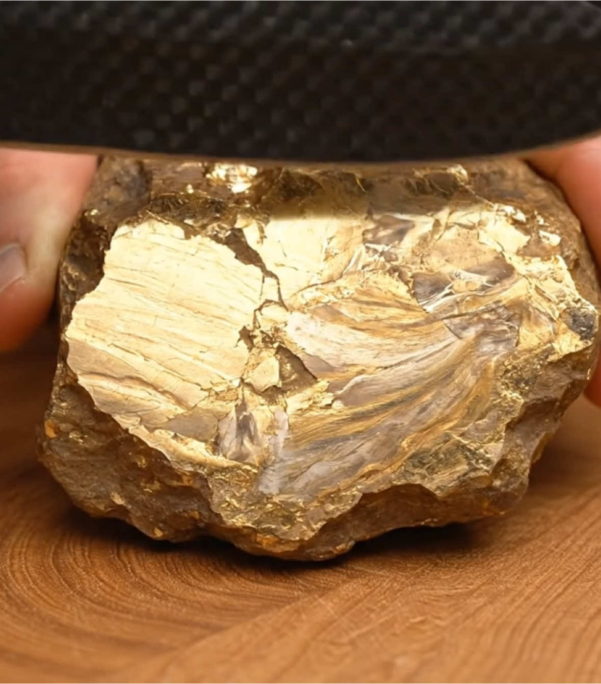 Gold 💛 #asmr #satisfying #oddlysatisfying #creatorsearchinsights #ai #aiasmr 
