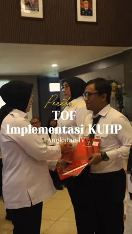 ✨ Ciptakan Fasilitator Unggul! Penutupan Training of Facilitator (ToF) KUHP Angkatan IV resmi digelar di Kampus Pengayoman Pancasila BPSDM Hukum. 💼📚 Selama lebih dari 80 jam pelajaran, para peserta lintas instansi dibekali substansi KUHP baru dan teknik fasilitasi dengan metode blended learning. Hasilnya? 💯 Skor memuaskan & semangat luar biasa! Kepala BPSDM Hukum, Gusti Ayu Putu Suwardani, menegaskan: 👉 “Ini baru awal. Kini saatnya jadi agen perubahan dan wujudkan hukum pidana yang adil, humanis, dan Pancasilais.” 🎓 Selamat untuk para peserta terbaik! 🔜 2026, KUHP baru resmi berlaku. Para fasilitator, mari bergerak! #BPSDMHukum #KementerianHukum #LayananHukumMakinMudah #ToFKUHP2025 #FasilitatorHukum