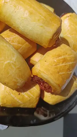 For this fish roll  4 cups of flour  1 tbsp of sugar  1 tsp of salt  1 tbsp of baking powder  1 tsp of nutmeg  1 cup of cold water( put it gradually) 1/3 cup of cold butter  1 large egg **for the fish( check the previous fish roll fish Filling recipes) #creatorsearchinsights ,#goviral ,#foryoupage❤️❤️ ,#cameroontiktok🇨🇲 ,#trendingsound ,#fyppp ,#tiktokfrance🇨🇵 