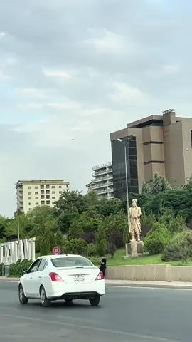 أحياناً نعشق مدينة بأكملها، فقط لأن شخصاً نحبه يعيش فيها
