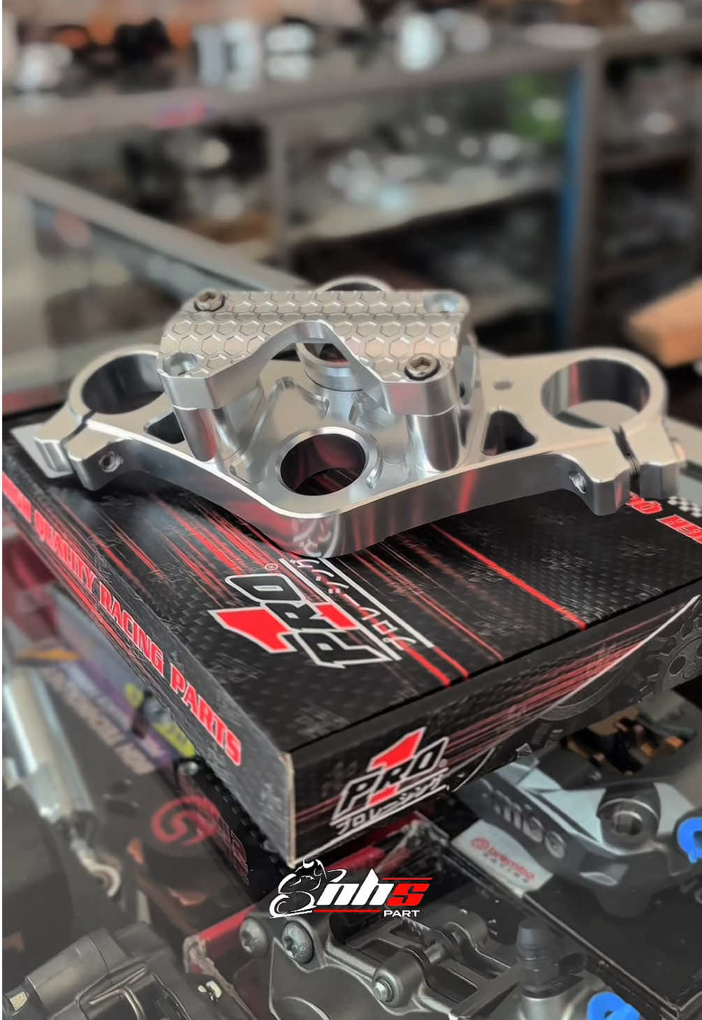 Ini dia Segitiga Atas untuk Ninja R dari Pro1 🥳 cakep kali ya paman-paman 😻 . . Informasi dan pemesanan silahkan DM atau klik link di Bio . . #ninja #2strokelovers #2strokeindonesia #2strokekudus #2strokesemarang #2strokejogja #ninjarrmodifikasi #kawasaki #ninjarr #ninjass #ninjarr150 #ninjarmodifikasi #cbindonesia #cbklasik #herex #herexjatim #rxking #rxkingindonesia #fyp #fypシ #rxkingnusantara 