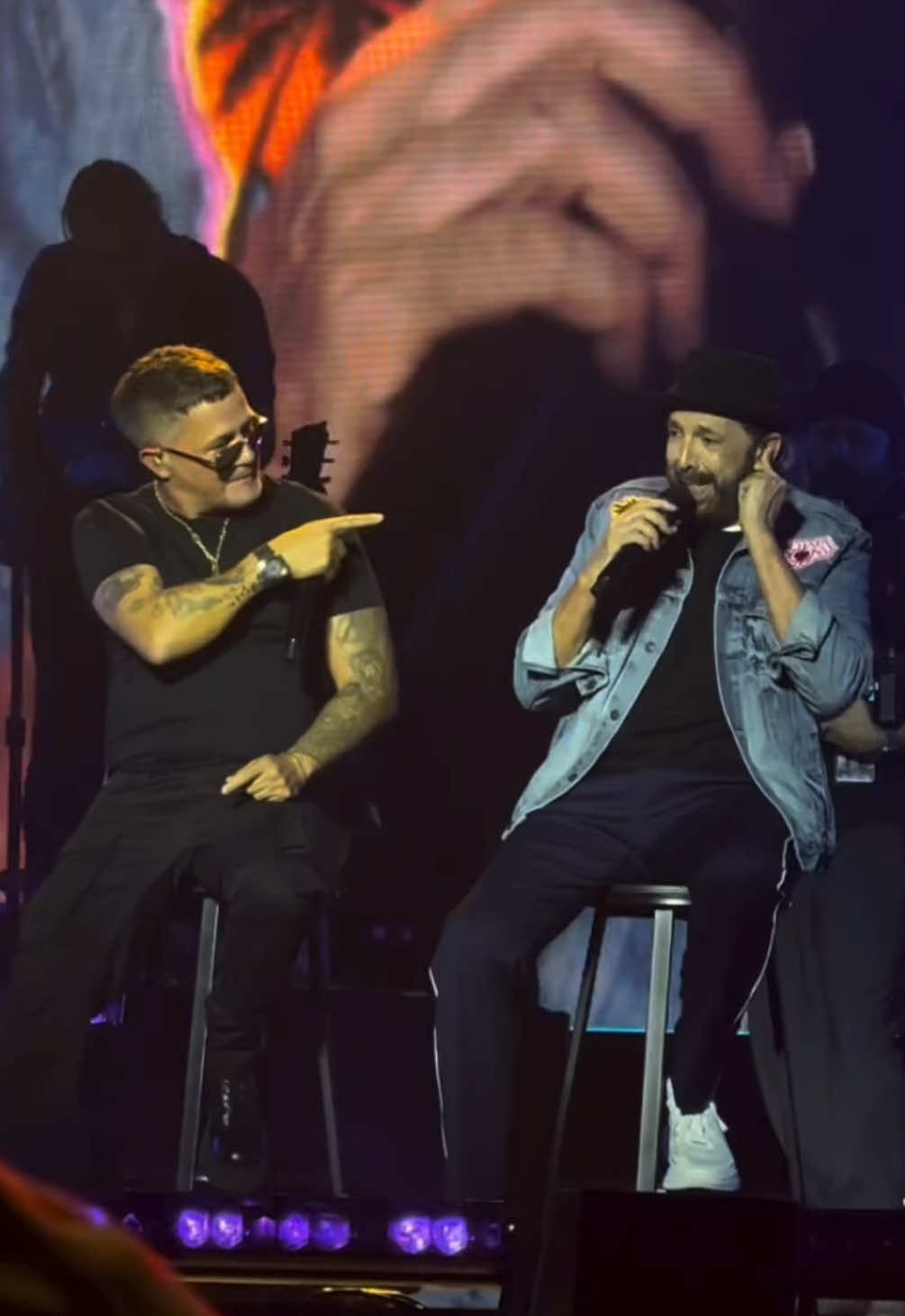 Qué bien sientan los amigos, la buena música… Pero sobre todo  @juanluisguerra en todas sus versiones. Me diste las gracias por cantar contigo. Mi querido amigo, eres un regalo, y los regalos no dan las gracias. 
