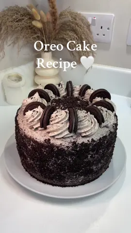 Chocolate cake filled with oreo buttercream 🫶🏽 #fyp #oreo #oreos #oreocake #cake #cakedecorating #cakevideo #cakerecipe #chocolatecake #chocolatecakerecipe #Recipe #moistcake 