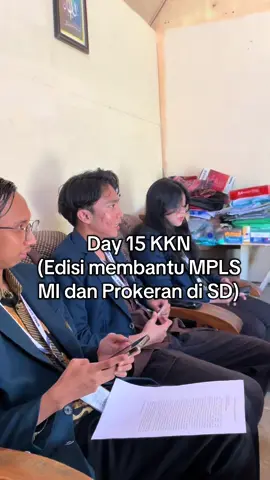 Day 15 Recap – Bridging Faith and Language 🕌📘🌍 Hari ini kelompok 47 menjalankan dua kegiatan sekaligus — sama-sama bertema edukasi, tapi dari sisi yang berbeda. 📍Pagi hari, kami berkunjung ke MI Khoiriyah untuk mengisi sesi MPLS dengan tema Moderasi Beragama. Kami mengajak adik-adik untuk memahami pentingnya toleransi, saling menghargai, dan hidup damai dalam keberagaman — in faith, in practice, and in everyday life. 📍Di waktu yang hampir bersamaan, tim lainnya menjalankan program English Garden: Pojok 3 Bahasa di SDN Pilanggede. Melalui media visual dan interaktif, kami memperkenalkan kosakata dalam Bahasa Indonesia, Inggris, dan Jawa — a fun way to plant multilingual seeds early! Different classrooms, different topics — but one shared purpose: Empowering the next generation through understanding and expression. ______________________________ Instagram: mmdub25.47.pilanggede YouTube: mmdub25.47.pilanggede Tiktok: mmdub25.47.pilanggede ____________________________ #mmdub #mmd2025 #mmdub2025 #MahasiswaMembangunDesa #universitasbrawijaya #desapilanggede #kkn #fyp #bojonegoro #UB #MMDUB #MMDUB25 #SDGs