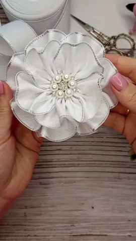 Шкільний сезон в повному розпалі👧 неймовірно гарненькі бантики які підійдуть до 1 вересня❤️  Надихаємось та творимо 🎀 разом❤️  чекаю ваших❤️ та коментарів😘 #мк  #мкбантики #бантики #твориморазом #ручнароботаукраїна #ручнаробота #бантикидлядівчаток #творчістьукраїни #творчість #дівчататакідівчата #рекомендації🇺🇦 #рекомендації #рекомендаціїукраїна 