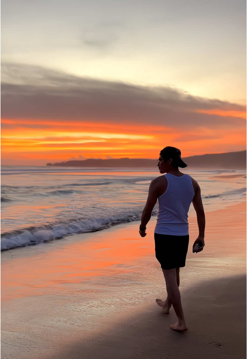 Ada yang mau nemenin si aa ini? Btw ini Sunset terbaik yang baru muncul di bulan Juli🥰😍🫶🏻 #sawarnabeach #sawarnainfo #pantaiciantirsawarna #sawarnavibes #sadstory🥀😥 #foryoupage #fypviralシ 
