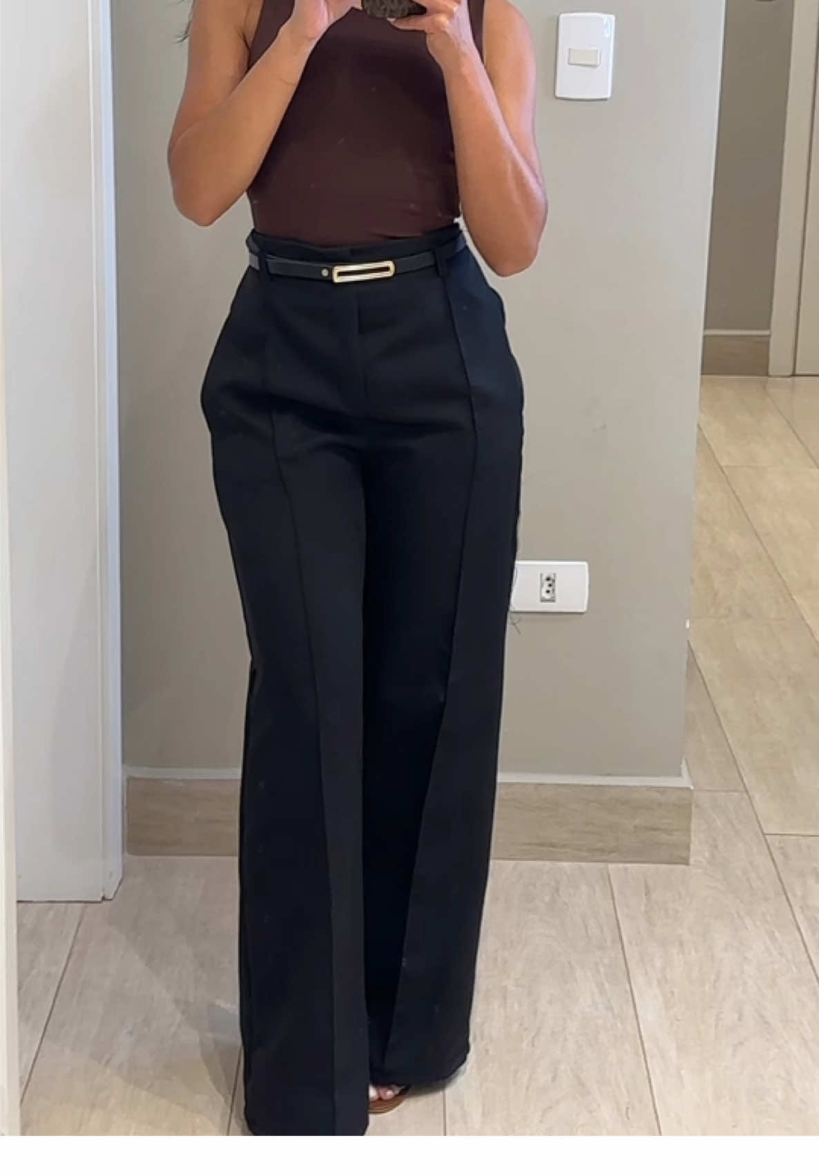 A calça que valoriza o corpo e te deixa elegante em qualquer ocasião! Cintura alta, tecido de alfaiataria, bolsos reais e caimento perfeito. Ideal pro trabalho ou pra sair com estilo! #calçasocial #calçapantalona #modafeminina #lookperfeito #alfaiatariafeminina #tiktokshop #roupafeminina #elegância #modaparatodas #foryou #paravocê