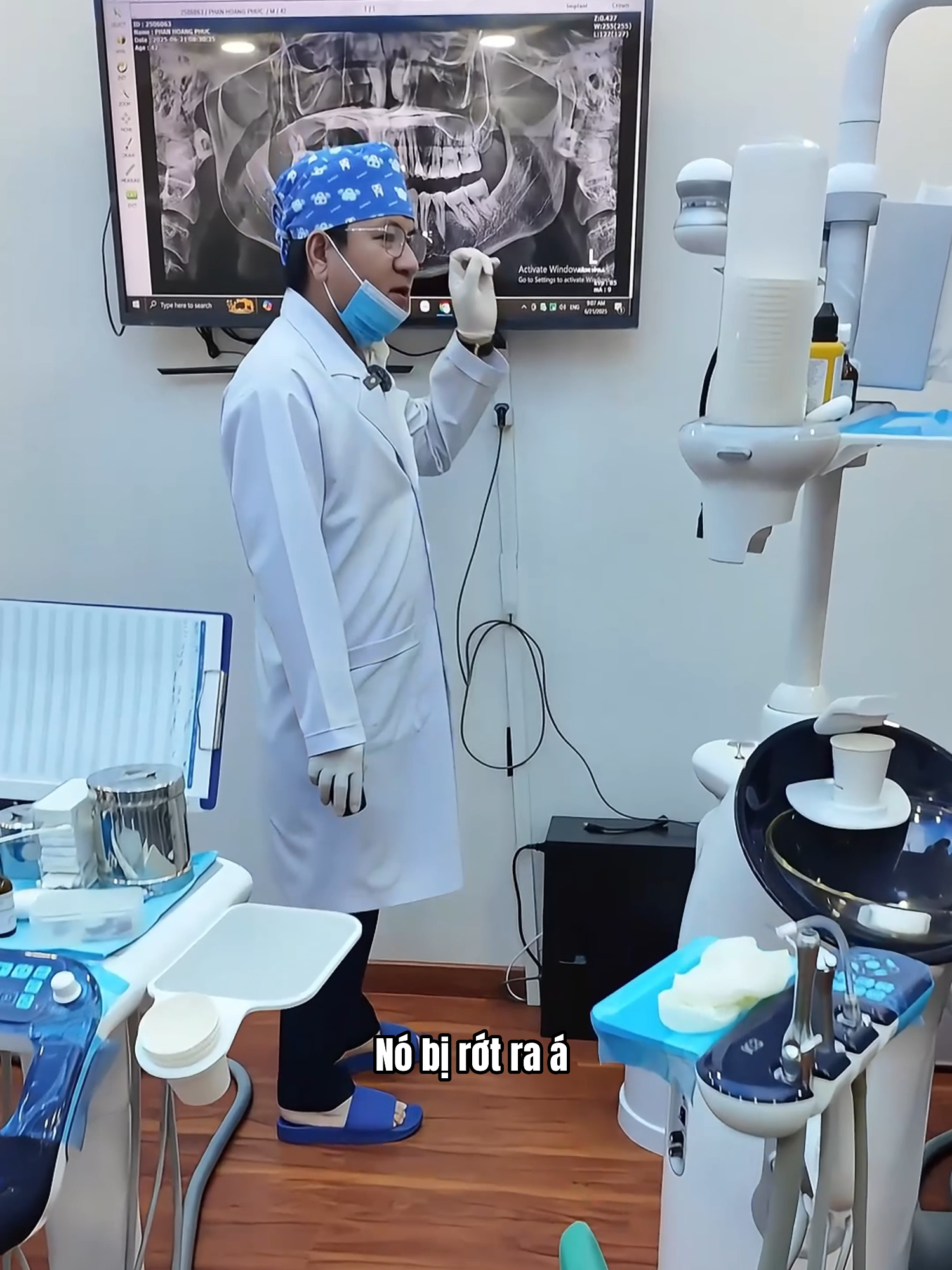 🦷 RĂNG CỬA RỚT PHẢI LÀM SAO? 🤔 👉 Implant: Chắc chắn, bền vững! 👉 Cầu răng: Tiết kiệm hơn nhưng KHÔNG CHẮC bằng 😬 💡 Lựa chọn tuỳ ngân sách, nhưng đừng để mất răng mới lo nha! #NhaKhoaSmileHunter #trồngrăng #CầuRăngSứ #TưVấnRăngMiệng #nhakhoagovap 🚨🦷💡