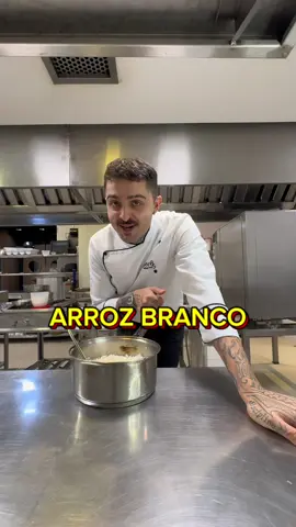 ARROZ SOLTINHO  Você lava o arroz? Tosta? Usa água quente? Descansa antes de soltar? Essas são técnicas simples que ninguém ensina, mas que transformam o arroz do dia a dia em coisa de chef: ✅ Lava pra tirar o amido que empapa ✅ Refoga com alho, sem cebola — leveza e brancura ✅ Tosta o grão antes da água: sela e solta ✅ Água quente e na medida certa ✅ Uma folha de louro = aroma sutil ✅ Fogo baixo, panela tampada ✅ Descansa 5 minutos antes de soltar ✅ Solta com garfo — e nunca mais com colher 🎯 O resultado? Arroz branco, leve, soltinho e com técnica de cozinha profissional. 👇 Comenta aqui: você fazia tudo isso ou tá descobrindo agora? 📌 Salva esse vídeo pro seu arroz nunca mais grudar. #chef #comida #restaurante #receita #cozinha