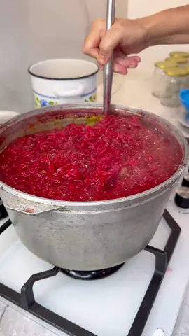 Вкусная борщевая заправка на зиму 🍅 Из этой овощной заготовки можно приготовить не только вкусный и ароматный борщ 🍲но и вкусный свекольный салат 🥗 — он одинаково хорош и в горячем, и в холодном виде! Отличный вариант на зиму: быстро, удобно и очень вкусно 😋 В моём телеграмм канале ещё больше рецептов и другого контента, ссылка в шапке профиля. Или наберите в поиске телеграмм: Алёнка Краснодар  Подписывайтесь и будем готовить вместе👩‍🍳 Ингредиенты: 🧅 1 кг очищенного репчатого лука 🥕 1 кг очищенной моркови 🟣 1,5 кг очищенной свёклы 🍅 2 кг помидоров 🫑 0,5 кг очищенного сладкого перца 🌶 1 острый перец 🧄 1 головка чеснока 🛢 250 мл растительного масла 🍃 3 лавровых листа ⚫ 1/2 ч.л. чёрного молотого перца 🧂 3 ст.л. соли (без горки) 🍬 5 ст.л. сахара 🍋 70 мл уксуса 9% 📦 Выход: около 10 баночек по 0,5 л Сделайте такую заправку один раз — и готовить вкусный борщ станет в разы проще! А салат из неё — настоящая находка! 🔥💯 #рецепт 