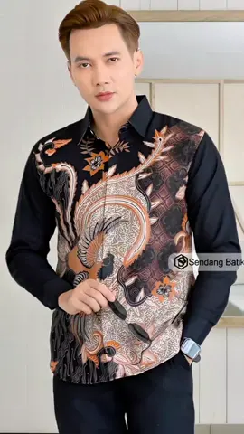 BATIK ADIYAKSA Kemeja Batik ini bukan batik biasa! Warna hitam kombinasi oren-nya bikin aura cowok makin gagah maksimal! Slimfit, stylish, cocok buat kondangan sampe ngapel ke rumah mertua 🤭 Cuma 150ribuan udah dapet batik premium segagah ini? Gassskeun sekarang, sebelum kehabisan dan nyesel berkepanjangan 😭 👇 Klik & CO sekarang juga, kakaaaaak~