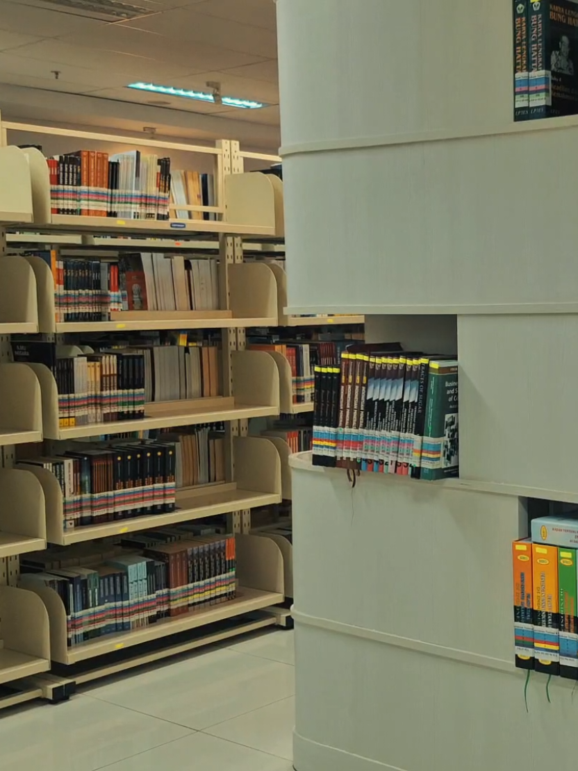 another chapter  📖🔍 #minivlog #dailyvlog #digitaldiary #reading #quietlife #dayinthelife #peaceful #calmvibes  #library  #perpustakaan #perpusnas #placetogo #placetogojkt 