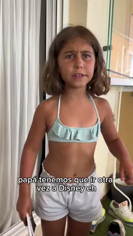 Tenemos que ir otra vez a Disney!!! 😬😬😬🤣🤣🤣 #tresbien #ligimoyeliana #disney #frances #risas😂😂😂 
