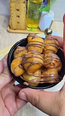 الوصفة لي قلبت المواقع ب 3ﻣﻜﻮنات🔥بابل دونات #Bubble_donuts🏃‍♀️🏃‍♀️🏃‍♀️بدون بيض❌مقرمشين وبزاف بناان الوصفة تلقاوها في قناتي كريمة فارس بالتفصيل  المقادير 🔹كأس دقيق سعة الكأس 220ملل 🔹علبة ياغورت طبيعي 🔹نص علبة ياغورت  حليب 🔹ملعقتين ك. زيت 🔹ملعقة ك. سكر 🔹ملعقةص. خل 🔹رشة ملح 🔹لافاني ولا اي مبشور حمضيات🍋🍊 🔹زيت للقلي 🔹وشكولاطة لطلي لتزين  ♦غير جربوهم قنبلة في لبنة #اكسبلور #طبخ #karima_fares_كريمة_فارس #تيك_توك #وصفات @كريمة فارس 
