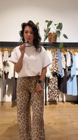 Same pants, two moods🐆 T-shirt voor the day, blouse met strik voor the night - welke look kies jij?  #laviestores #cocouture #linnenpants #fashiontiktoknl #OOTD #outfitinspo #fromdaytonight 