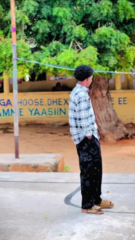 Meshan la iska rabaa🙌🏻🤔#CapCut #somalitiktok #ciyaalxamar #foryoupage #school#video 