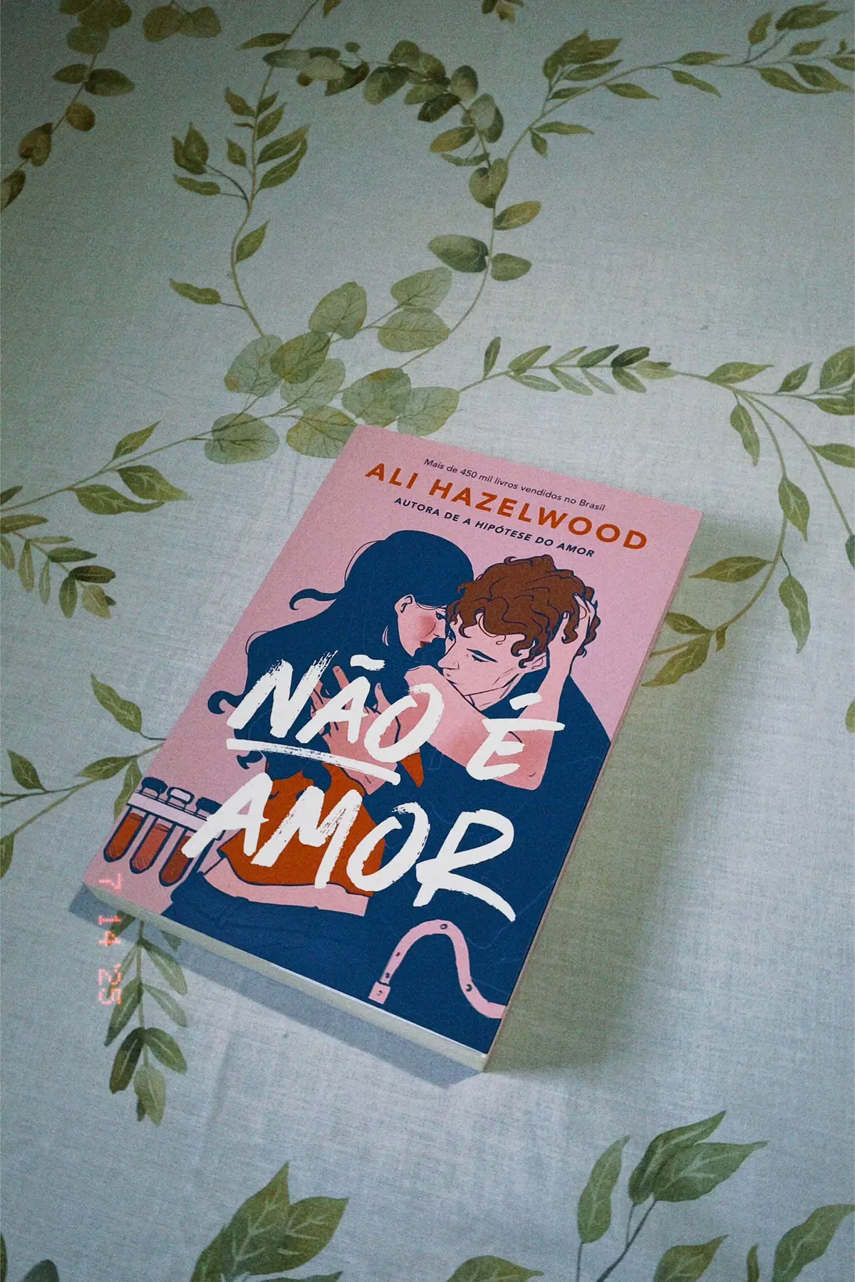 Eu terminei esse livro com o coração completamente tomado — e ainda penso na Rue e no Eli todos os dias, como se eles fossem reais. Não É Amor não é só mais uma comédia romântica: é uma história que pega a gente de surpresa e mostra o quanto a vida pode ser complicada, confusa e linda ao mesmo tempo. A Rue é uma protagonista maravilhosa: inteligente, meio teimosa, cheia de medos e inseguranças que fazem dela tão humana. Ela é cientista e está tentando reconstruir a própria vida e carreira depois de um escândalo que quase destruiu tudo pelo que ela lutou. Rue quer manter o foco, provar seu valor… mas aí entra o Eli na história. O Eli é aquele tipo de homem que parece frio e sério por fora, mas que, aos poucos, vai revelando um jeito protetor e carinhoso que faz o coração da gente disparar. Ele e a Rue têm uma relação cheia de provocações, diálogos rápidos e cheios de tensão — aquela tensão deliciosa que a gente ama em um romance. E mesmo quando eles dizem que não é amor… a gente sente que, no fundo, é algo muito mais forte. A forma como o Eli trata a Rue é linda demais: ele respeita, apoia, desafia e entende ela de um jeito que ninguém mais entende. Cada momento entre os dois é cheio de sentimento, mesmo quando eles mesmos não querem admitir. Tem cenas de tirar o fôlego, conversas sinceras, e toques que dizem muito mais que palavras. Além disso, a escrita da Ali Hazelwood é maravilhosa: ela consegue misturar humor, emoção e sensualidade na medida certa, fazendo a gente se apaixonar junto com os personagens. Eu amei ver como a Rue cresce ao longo da história, como o Eli vai mostrando seu verdadeiro coração, e como juntos eles descobrem que, às vezes, aquilo que a gente mais teme é justamente o que mais precisa: amar e ser amado. ✨ Eu amei, amo e vou continuar amando essa história, a Rue, o Eli, e tudo o que eles me fizeram sentir. Foi uma leitura que ficou no peito, e vai ficar pra sempre. ✨ #books #naoeamor #alihazelwood #alihazelwoodbooks #vaiprofycaramba #booktokbrasil #BookTok 