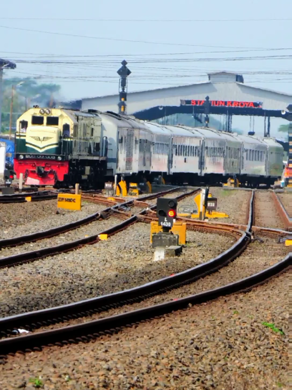 Melihat Dari Jauh Proses Kereta Api Kamandaka Untuk Berpindah Jalur Dari Jalur Dua Menuju Jalur Lima, Masih Dengan Goyang Wesel Stasiun Kroya #daop5purwokerto  #cilacapngapak  #Cilacap  #nikoncoolpix  #nikoncreators  #keretaapikita  #keretaapiindonesia  #keretaapiindonesia🖤❤  #trainworld  #railroad  #railwaystation  #railwaystations  #railway  #train  #kai  #padahariini 