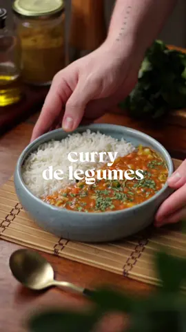 CURRY DE LEGUMES 🍛 Se você tá procurando uma receita fácil e cheia de sabor, então esse curry de legumes é a pedida perfeita. Quentinho, prático e uma ideia perfeita pro almoço e jantar, bora pra receita? 🥦 🥕 Você vai precisar de: Azeite; 1/2 cebola picada; 2 dentes de alho picados; 1 pedaço de gengibre ralado; 1 cenoura descascada e picada; 1 batata descascada e picada; 1/2 abobrinha picada 150g de brócolis picados; 2 colheres de sopa de extrato de tomate; 2 colheres de chá de curry em pó; 200ml de leite de coco + 1/2 xícara de água; Sal e pimenta do reino; quando fizer em casa, me conta o que achou? 🧡✨ #vegano #vegetariano #veganismo #vegetarianismo #alimentacaovegana #receitasveganas #considereoveganismo #alimentadoporplantas #curry #currydelegumes #receitasdeinverno 