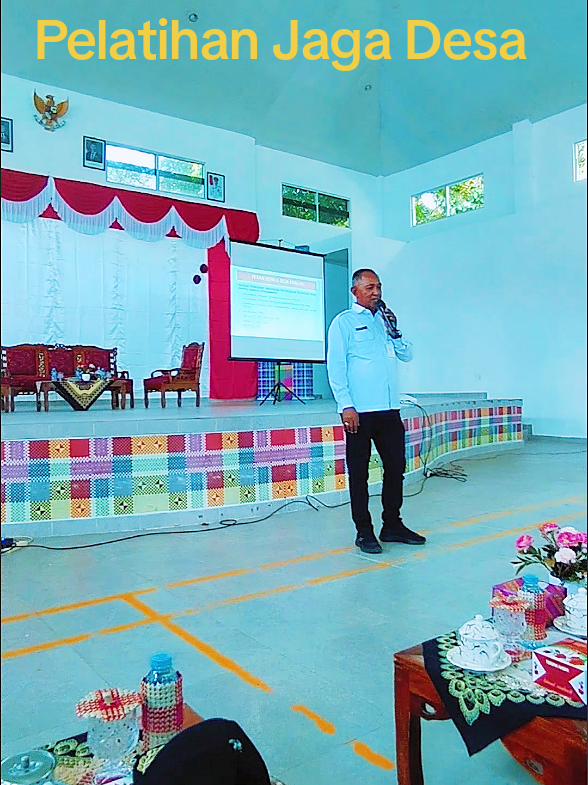 Pelatihan Aplikasi Jaga Desa dan Sosialisasi Hukum, Pengawasan Desa, serta BASARNAS Digelar di Serasan Timur Arung Ayam, 16 Juli 2025 – Pemerintah Kecamatan Serasan Timur menggelar kegiatan Pelatihan Aplikasi Jaga Desa, Sosialisasi Hukum, Sosialisasi Pengawasan Desa, serta Sosialisasi BASARNAS pada Rabu, 16 Juli 2025 bertempat di Gedung Serbaguna Kantor Camat Serasan Timur, Jalan Bukit, Desa Arung Ayam. Kegiatan dimulai pukul 08.30 WIB dan dibuka secara resmi oleh Camat Serasan Timur, yang juga secara resmi memberikan sambutan dan menutup rangkaian kegiatan tersebut. Acara dibuka dengan menyanyikan lagu Indonesia Raya, dilanjutkan dengan doa bersama yang dipimpin oleh Bapak Penyuluh Agama dari KUA Kecamatan Serasan Timur. Suasana acara terasa tertib dan khidmat dengan dipandu oleh pembawa acara yang sangat berbakat, Saudari Indah, yang berasal dari Bendahara Desa Payak. Dalam kegiatan ini, hadir sejumlah narasumber berkompeten, antara lain: Bapak Tulus Iklas Pribadi, Kepala Seksi Intelijen Kejaksaan Negeri Kabupaten Natuna beserta staf, yang menyampaikan materi Sosialisasi Hukum. Bapak Suhardi, SE, sebagai narasumber materi Pengawasan Pengelolaan Keuangan Desa. Bapak Kusterawadi, Penggerak Swadaya Masyarakat dari Dinas Pemberdayaan Masyarakat dan Desa (DPMD) Kabupaten Natuna, yang memberikan materi Pelatihan Aplikasi Jaga Desa dan Sosialisasi Teknis Cara Pengadaan Barang/Jasa di Desa.  Tim dari BASARNAS Distrik Serasan, yang mengawali kegiatan dengan sosialisasi tentang tugas dan kesiapsiagaan pencarian dan pertolongan di wilayah kepulauan. Tujuan dan Manfaat Kegiatan Kegiatan ini diselenggarakan untuk: Meningkatkan kapasitas aparatur desa dalam memahami sistem pengawasan dan pengelolaan desa secara transparan dan akuntabel. Memberikan pemahaman hukum kepada pemerintah desa agar mampu melaksanakan tugas sesuai ketentuan perundang-undangan. Memperkenalkan dan melatih penggunaan Aplikasi Jaga Desa, sebagai sistem digital untuk mendorong transparansi, akuntabilitas, dan partisipasi masyarakat dalam pemerintahan desa. Memberikan pemahaman kepada masyarakat dan aparat desa mengenai peran BASARNAS dalam menghadapi situasi darurat, khususnya di wilayah kepulauan yang rawan bencana. Pesan dan Harapan Dalam sambutannya, Camat Serasan Timur menekankan pentingnya kolaborasi antara semua elemen desa dan pihak eksternal demi terwujudnya tata kelola desa yang bersih, partisipatif, dan tanggap terhadap situasi darurat. Beliau berharap para peserta dapat mengimplementasikan ilmu dan informasi yang diperoleh dalam menjalankan tugas sehari-hari di desa masing-masing. Dasar Hukum dan Regulasi Terkait Pelaksanaan kegiatan ini sejalan dengan beberapa regulasi penting, antara lain: Peraturan Menteri Dalam Negeri (Permendagri) Nomor 73 Tahun 2020 tentang Pengawasan Pengelolaan Keuangan Desa yang menegaskan peran camat dan aparat pengawas untuk memastikan keuangan desa dikelola sesuai asas transparansi dan akuntabilitas. Peraturan Bupati Natuna Nomor 47 Tahun 2020 tentang Pengadaan Barang dan Jasa di Desa, yang menjadi pedoman bagi desa dalam merencanakan, melaksanakan, dan mempertanggungjawabkan kegiatan pengadaan secara efektif dan sesuai ketentuan. Program Jaga Desa yang merupakan bagian dari kebijakan Komisi Pemberantasan Korupsi (KPK) dan terintegrasi dengan sistem pemantauan berbasis aplikasi digital, ditujukan untuk memperkuat pengawasan partisipatif dan mendorong keterlibatan masyarakat dalam pembangunan desa. Penutup Kegiatan pelatihan dan sosialisasi ini diharapkan menjadi momentum penting untuk menciptakan tata kelola desa yang semakin baik di wilayah Kecamatan Serasan Timur, khususnya dalam menghadapi tantangan transparansi, hukum, pengadaan, serta kesiapsiagaan terhadap bencana. Kegiatan ditutup secara resmi oleh Camat Serasan Timur pada siang hari dengan penuh semangat kebersamaan. #Pelatihan #Sosialisasi #hukum #Jaga #Pengawasan #Pengelolaan #Keuangan  #Pengadaan #Barang #Jasa  #Desa #BASARNAS #serasantimur #Serasan #Natuna #Kepri 