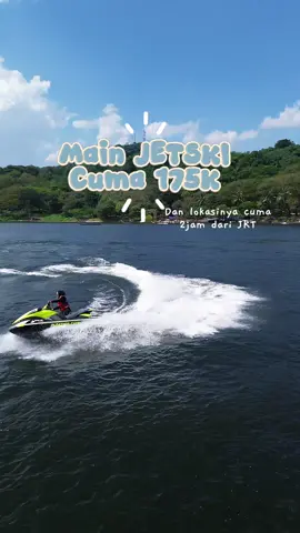 Jadi ini harga sewa Jetski nya 350rb untuk 15 menit, Tapi aku berdua sama temenku jadi 7 menit, 7 menit karna awalnya takut ngga bisa main Jetski  Jadi total nya habisin berapa: 350 rb(jetski) + 100rb (drone) = 225rb/orang  Hargany beda jauh kannn sama yang di Jakarta atau tempat lain😂 dan ternyata main jetski itu seru bangetttt!  Kata ku sih langsung gas aja ke @floatingcafejatiluhur 🔥🔥 #jatiluhur #purwakarta #waduk #jetski #girlstrip 
