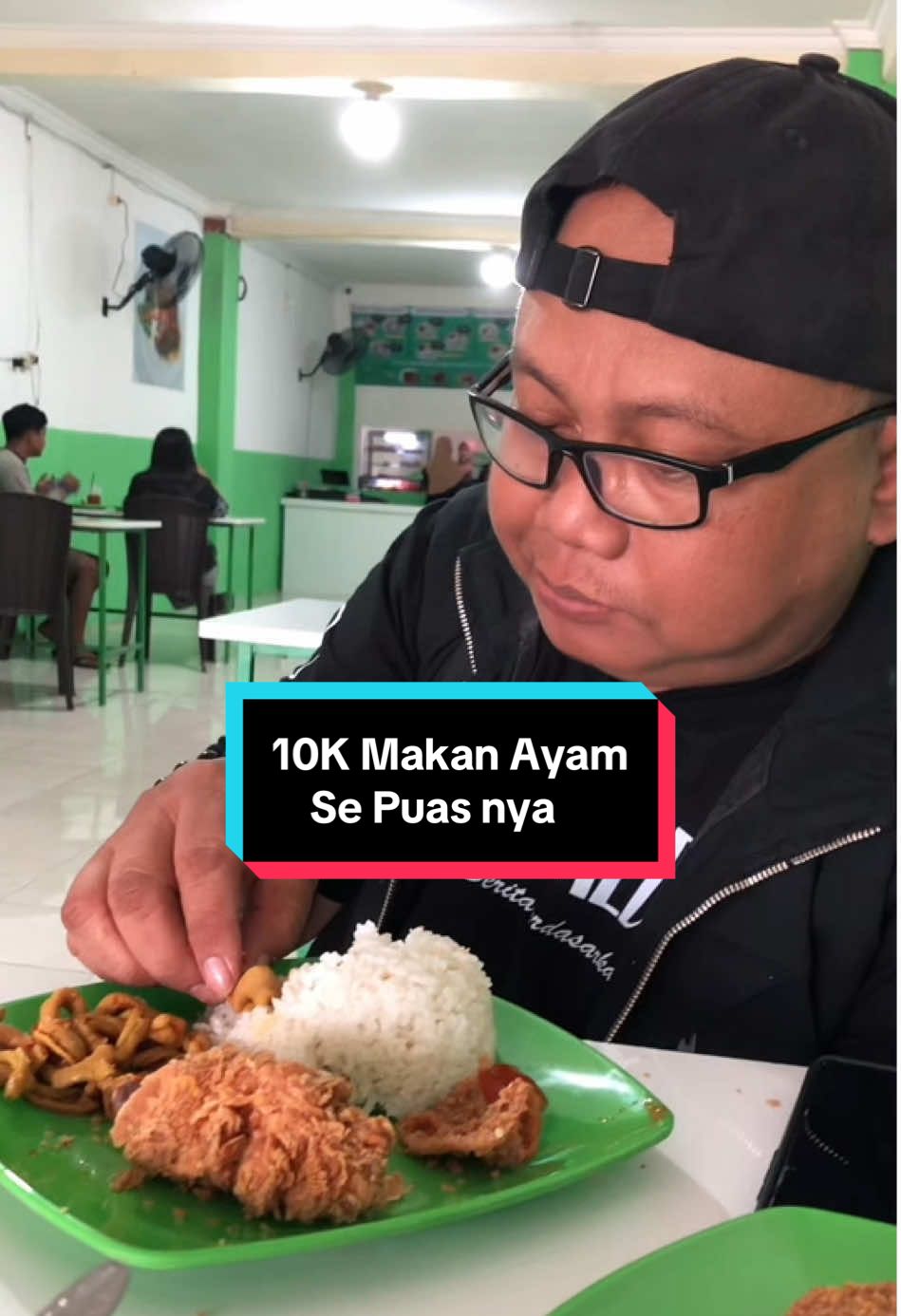 Zaman sekarang masih ada yang jual nasi chiken 10 K bebas nambah nasi dan es teh…..