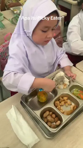 Kerudung yang kemarin kena buah naga sudah di ganti yang baru🤭 MBG nya lahap terus. #badangizinasionalri #makanbergizigratis #fypシ 