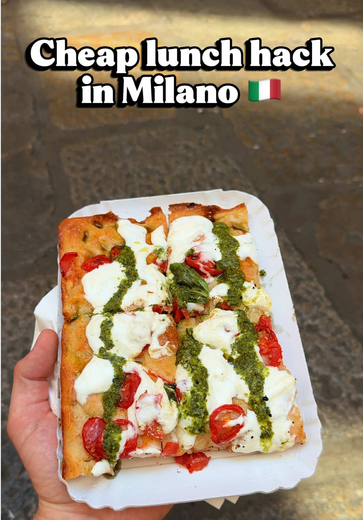 🍕 CHEAP LUNCH HACK IN MILANO 🍕 Bij Ciao Pizza Milano scoor je een heerlijke slice voor een paar euro! Perfecte hack voor een snelle, goedkope én lekkere lunch tijdens je citytrip. Wat is jouw favoriete budgettip in het buitenland? 👀👇 #milano #ciaopizza #FoodTok #FoodLover #fyp #milaan #foodhacks 
