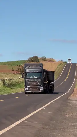 assistam até o final 😍🏄‍♂️👽😎🚛🌪️🌪️🙅🏻‍♂️🔥🔥  . . . . . . . . #scaniav8 #caminhoesqualificados #daf #mula #caminhoneiros #caminhoes #ultrapassagem @Ciro Talini 