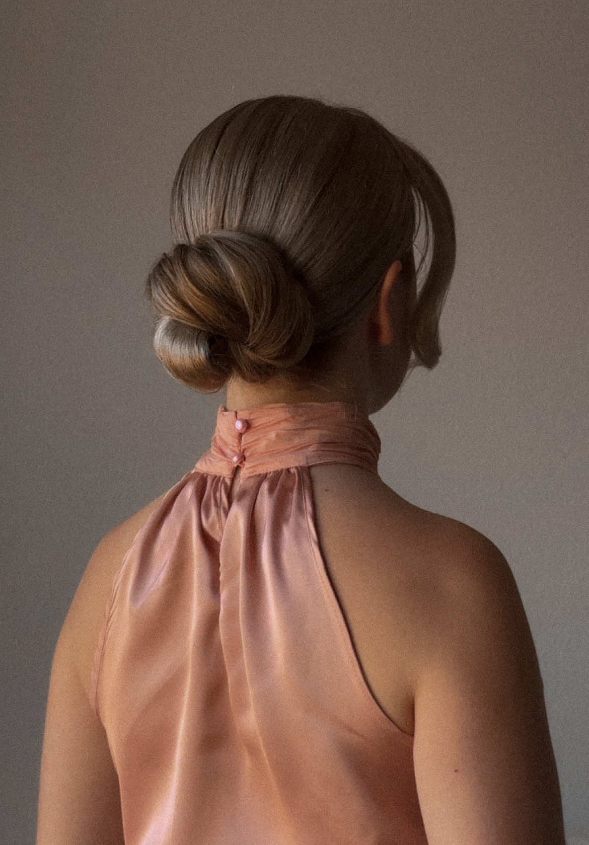 Quick and easy bun for long hair 🤍 save and try it  #lowbun #lowbunhairstyle #updo #updohairstyle #updotutorial #hairstyletutorial #easyhairstyles 