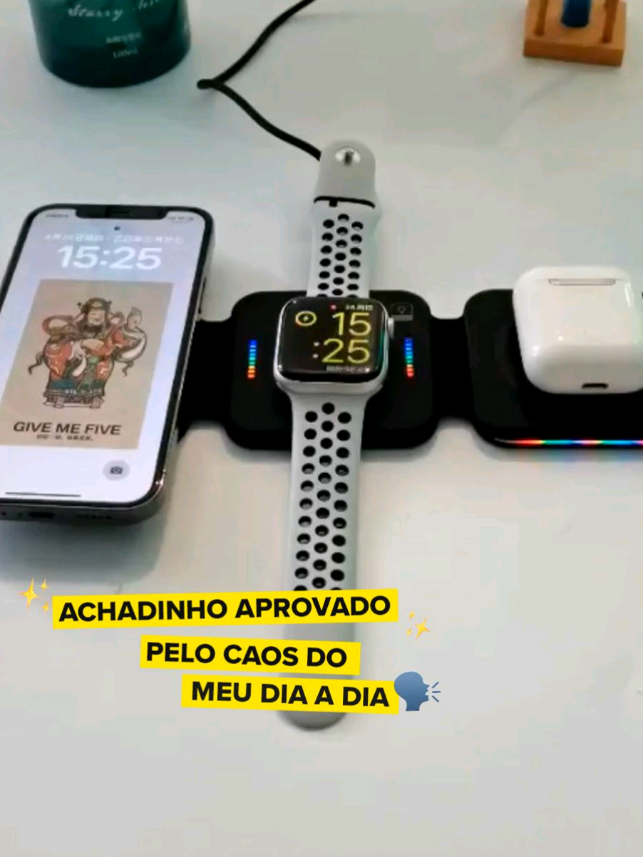 O caos dos fios foi eliminado com um Power Bank 3 em 1: carrega celular, fone, relógio... tudo no mesmo lugar, ao mesmo tempo. E o preço? Valendo tudo no Descontaço. Link do produto na bio! ⚡ #DescriçãoDaImagem  O vídeo começa com a caixa do carregador portátil 3 em 1 sendo colocada em cima de uma mesa. Ao abrir, é evidenciado ele ser dobrável e compacto. Ele é conectado a uma tomada e, com um clique, é ligado. Um smartphone, um smartwatch e um fone de ouvido são colocados sobre ele e carregados por indução. #Liquida #Descontos #AcheiNoMercadolivre 