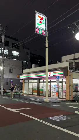 Meine Lieblingsbeschäftigung hier ❤️ #tokyo #7eleven #conveniencestore #asmr 