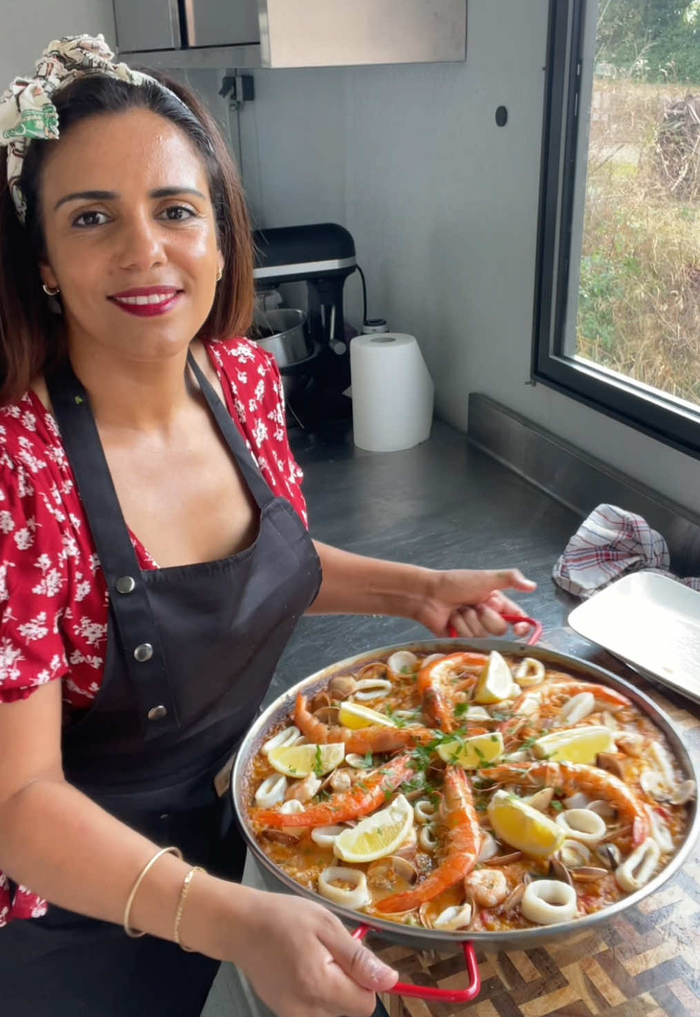 البايلا 🇪🇸مع واحد المرق 😍لي ذاقها غيحماق عليها  وجدت البايلا شحرت فمقلة الكامباص جوج دقائق فالزيت مع 2 ضروس ديال الثوم وزدت الكالمار والكروفيت  لي كيطيبو غي جوج دقائق  خصوصا الكالمار لي إيلا طاب أكثر كيقصاح …بالنسبة للكالمار إما جوج دقائق إما 40 دقيقة ما بيناتهم كيولي كاواتشو. ..فرغت المقلة ودرت بصلة كبيرة مقطعة مربعات تشحرات  وورق سيدنا موسى، زدت فلفلة حمرة كبيرة وحتى هيا تشحرات 2 دقائق وزدت نص كيلو مطيشة وحتى هيا خليتها جوج دقائق وزدت 600غرام  أرز  حركتو شوية باش يشرب لصوص بالنسبة لأرز متستعملش الأصفر  (مكيشربش لصوص) …ومتستعملش الأبيض الطويل (كيطيب بسرعة وكيتعجن)  الأحسن هو الأبيض لي سميتو بومبا bomba ‏riz كيكون شوية مكعبر وأ بيض و غسلتو غير مرت وحدة باش يبقا فيه الأميدون، زدت شوية زعفران وملح وإبزار ،والبوايو bouillon poisson لي  حضرت ففيديو بوحدو  خليت منو شوية وخليت الأرز يطيب 10 دقائق …..من بعد 10دقائق زدت الجلبانة كانت عندي فالمجمد  إيلا عندك جلبانة طرية ديرها فالأول مع الأرز …وزدت الميرلا البيضاء  والبوايو لي شاط ليا وعاودت زدتليه 10دقائق ديال الطياب من بعد طفيت وحطيت من الفوق الكوكياج تقدر دير المول ودخلت للفران 5 دقائق  ، الوقت لي خرجتها  حطيت من الفوق الكالمار والكروفيت والكامباص وزوقتها بالحامض والمعدنوس   J’ai préparé la paëlla en faisant d’abord revenir les gambas pendant 2 minutes dans un peu d’huile avec 2 gousses d’ail. Ensuite, j’ai ajouté le calamar et les crevettes, qui cuisent très vite — juste 2 minutes — surtout le calamar : soit on le cuit 2 minutes, soit 40 minutes, mais entre les deux, il devient caoutchouteux. J’ai ensuite retiré les fruits de mer de la poêle, puis j’ai fait revenir un gros oignon coupé en petits dés avec une feuille de laurier. J’ai ajouté un gros poivron rouge, laissé revenir 2 minutes, puis incorporé 500 g de tomates (coupées ou râpées). J’ai laissé cuire encore 2 minutes, puis j’ai ajouté 600 g de riz. Pour le riz : n’utilisez pas le riz jaune (il ne s’imprègne pas bien de la sauce), ni le riz blanc long (il cuit trop vite et devient pâteux). Le meilleur, c’est le riz blanc “bomba” — il est un peu rond, blanc, et je l’ai lavé juste une fois pour garder un peu d’amidon. J’ai ajouté un peu de safran, du sel, du poivre, et du bouillon de poisson (préparé dans une autre vidéo). J’ai réservé un peu de ce bouillon pour plus tard, et j’ai laissé le riz cuire pendant 10 minutes. Après ces 10 minutes, j’ai ajouté des petits pois (congelés dans mon cas — si vous avez des frais, ajoutez-les dès le début avec le riz), puis du merlu blanc et le reste du bouillon. J’ai laissé cuire encore 10 minutes. Ensuite, j’ai éteint le feu et j’ai ajouté sur le dessus des coquillages (tu peux aussi mettre des moules), puis j’ai mis le tout au four pendant 5 minutes. À la sortie du four, j’ai décoré avec les calamars, les crevettes, les gambas, du citron et du persil frais#اكسبلور #foruyou #طبخ ##المغرب🇲🇦