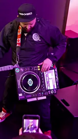 My Beastie Boys Sabotage routine was the first thing I ever made for the Frankenscratch for the first ever @goldieawards thrown by @atrak in New York 🎸🤘. This NAMM performance was my first time doing it on a CDJ 3000 though!