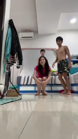 Tar buat yg bener deh🤣,tapi kok yang cowo lebih jago goyang ya😂