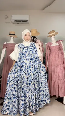 Siap jadi kembang desa pake variasi dahlia💙💘 #overallmaezula #ootdhijabstyle #outfitinspiration 