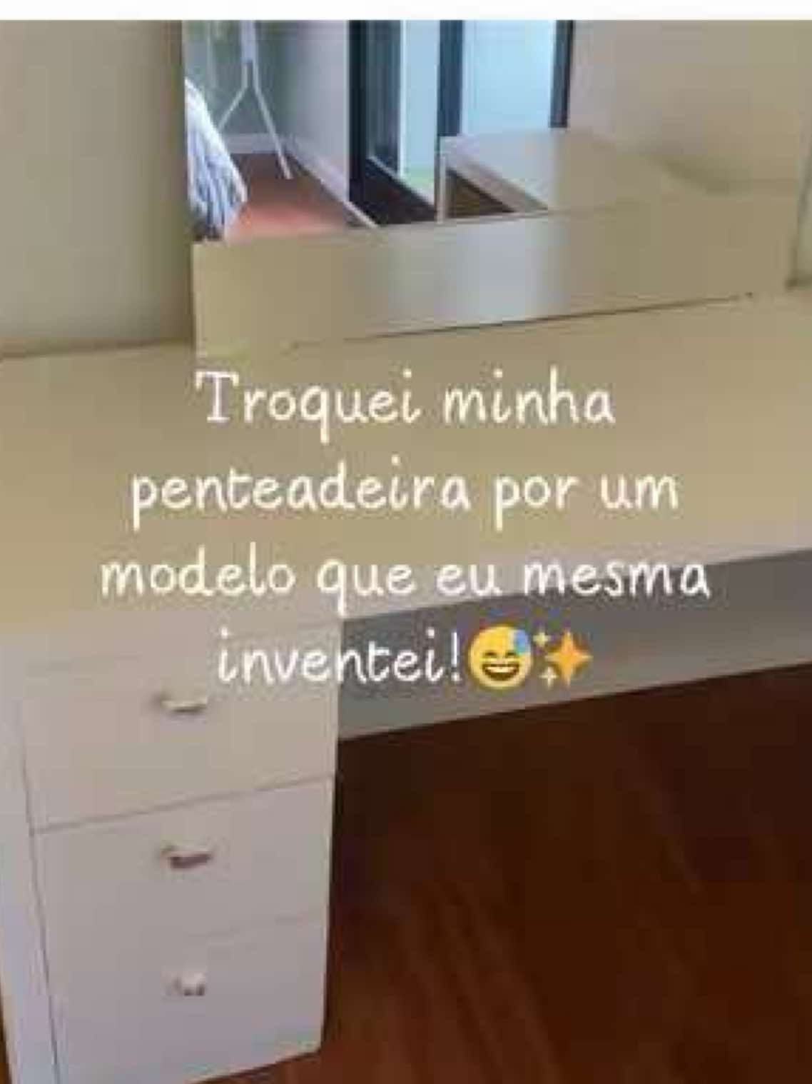 Sim, eu troquei aquela penteadeira grandona por essa aqui — que eu mesma bolei na cabeça 😅 Usei uma gaveta suspensa + um bidê com gavetas e pronto: meu cantinho ficou exatamente como eu queria ✨ Minimalista, funcional e com o meu jeitinho real 🖤 Tô vivendo a fase do “menos é mais”, e aqui só fica o que é bonito e útil! Tu também ama dar seu toque nos cantinhos da casa? Me conta o que você faria diferente aí 👇 #decoraçãodeinteriores #PenteadeiraSuspensa #MeuEstilo #DecorDoMeuJeito #Achadinho #DIY #diyhomedecor 