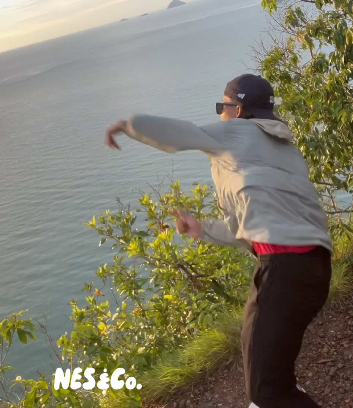 Langkah tak sekuat semangat nak percaya ‘sikit lagi’ 😮‍💨 Sambil jalan, nafas semput… ada je yang tipu ‘dah dekat dah ni’ 😭#NesAndCo #Hiking #followtheflow 