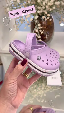 Sandália Crocs Crocband Speckled Uma divertida faixa salpicada adiciona estilo extra a esta versão do icônico clog Crocband. Como todos os modelos Crocband, estes apresentam construção original em espuma Croslite™ e um design esportivo, e as palmilhas anatômicas proporcionam conforto e suporte para qualquer situação do dia. 22 ao 28 R$259,90 29 ao 34 R$289,90 #crocscrocband #crocs