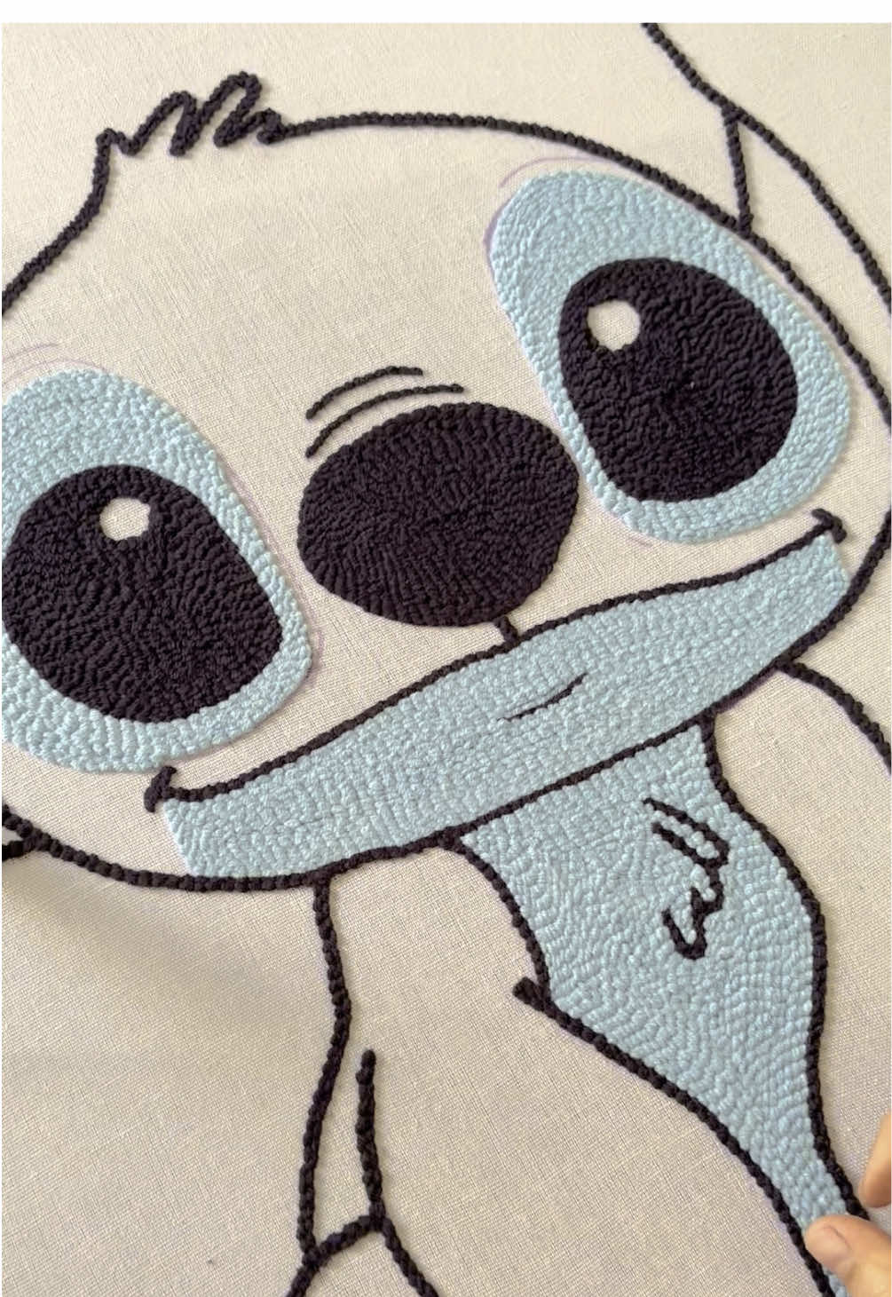 Seguimos preenchendo essa gracinha 😍 #puncheneedle #puncheneedleart #pontorusso #bordado #liloandstitch #liloystitch #liloestitch #disney #punchneedletiktok 