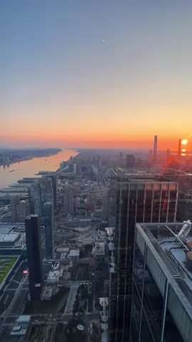 Just you, the sky, and NYC 🐤☀️ @mastercard cardholders get exclusive early access to Edge at @hudsonyards every 1st and 3rd Saturday of each month so you can take in more breathtaking 360-degree views of the city 🌆 This Priceless Experience includes: -Access to Edge before opening to the general public -Upcoming dates 7/19, 8/2, 8/16 -Available through 12/31/2025 Learn more about #PricelessExperiences at our link in bio! Terms apply. #edgenyc #mastercard #nyc #newyork #thingstodoinnyc #explorenyc #sunrise #nycskyline