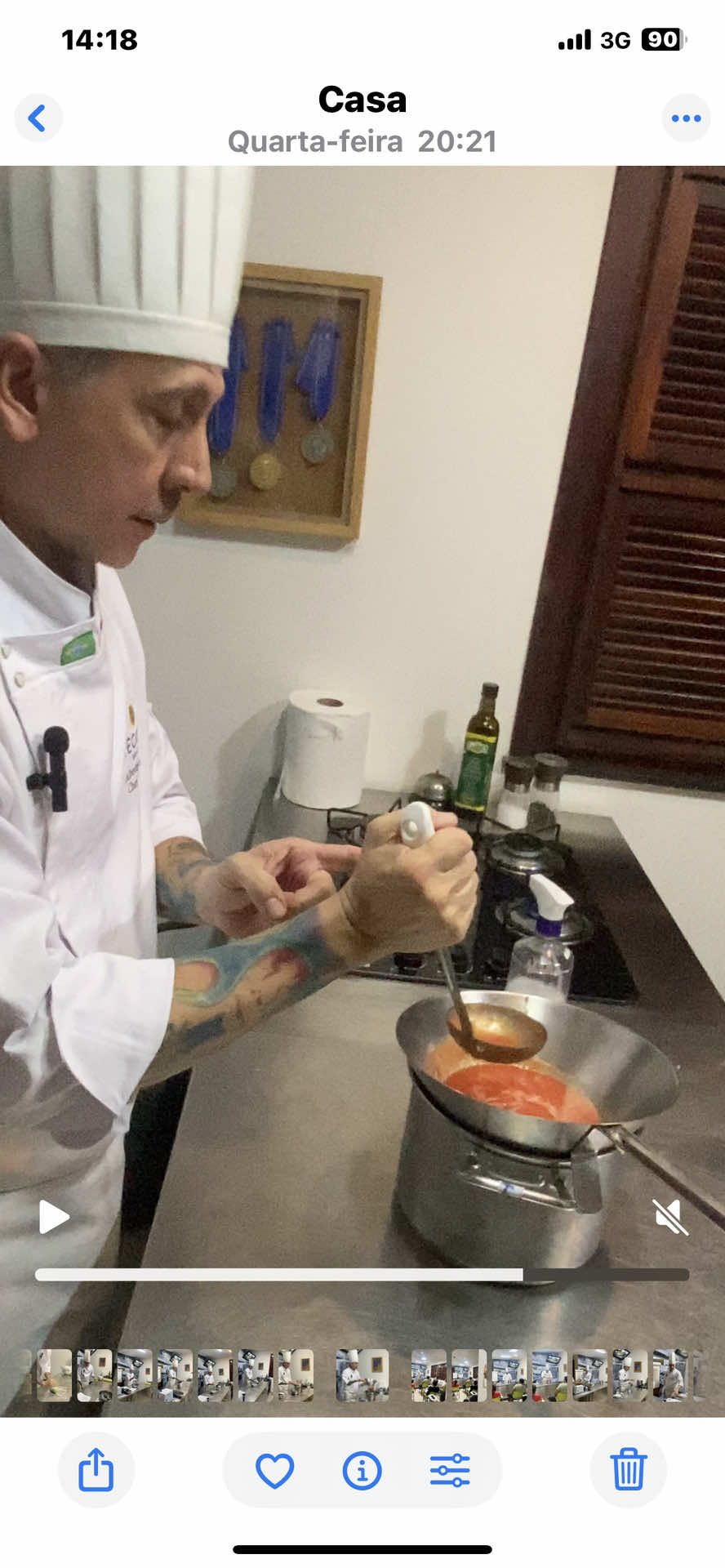 🍅 Molho pomodoro é simples… mas exige técnica, precisão e atenção aos detalhes. No corte dessa aula, explico como alcançar um molho padronizado, estável e cheio de sabor, com base em boas práticas de execução: ✔️ Agilidade no preparo ✔️ Limpeza da panela (evita oxidação e amargor) ✔️ Controle de cocção e redução ✔️ Alinhamento da acidez final 📌 Técnica é o que garante qualidade e repetibilidade na cozinha profissional. 🔍 Ficha técnica do molho pomodoro padrão: – Tomate: 100% – Alho: 1% – Tomilho: 0,2% 🔁 Rendimento do tomate pelati: 2/3 🔁 Rendimento do tomate fresco: 1/3 📍 Modo de preparo técnico: – Processar o alho com o tomate – Peneirar bem – Levar ao fogo baixo – Esperar que surjam “vulcões” e que a água evapore da superfície – Finalizar alinhando a acidez 🎯 Quer aprender técnica de verdade? Me acompanha aqui ou venha para um dos nossos cursos presenciais. #tecnicadecozinha #molhopomodoro #molhosclássicos #gastronomiaprofissional #fichastecnica #miseenplace #chefalbertino #lecolebrasil #padronizacaonacozinha #auladegastronomia #reelsgastronomia