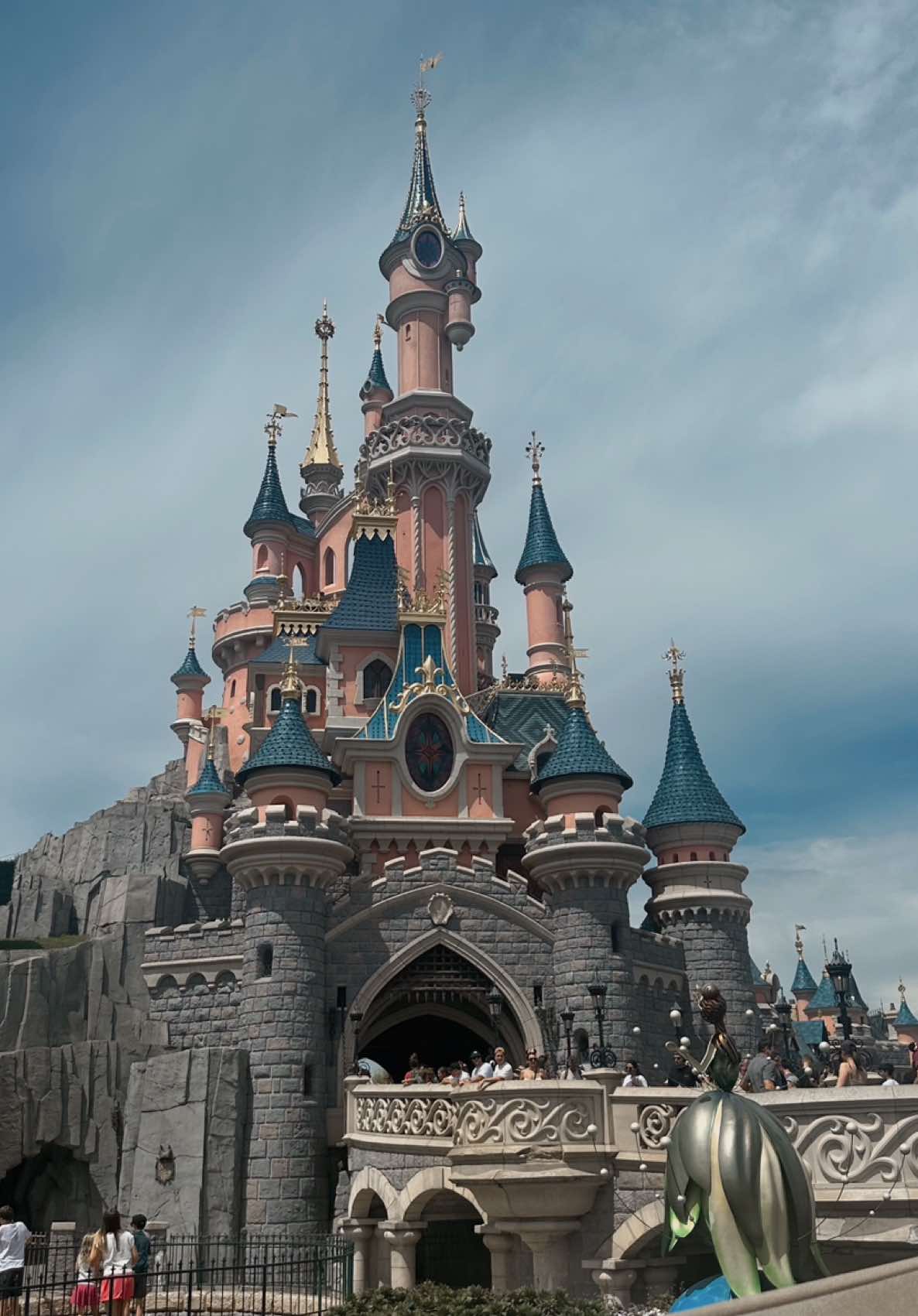 MAGICAL 🎆🏰🐭  #disneylandparis #disneyland #paris #castle #disney #firworks #disneyprincesses #mickeymouse #magical 