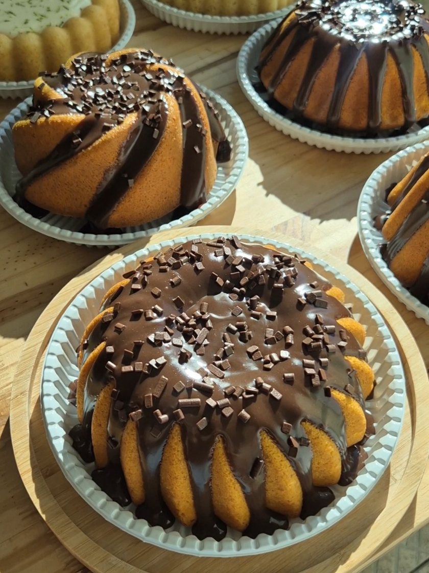 Produção de hoje por aqui 🍰 Gravei um pouquinho colocando a cobertura nos bolos, que é o momento que mais amo 🥰 E já vou deixar aqui embaixo os IDs das formas que são da @Shopee Brasil   - Kit 3 Formas 18cm: BEJ-MFW-QYJ - Forma Suíça 18cm: ASY-PLE-LDM - Forma Gota 18cm: BTM-CTD-YRZ - Forma Espiral 17cm: CMG-DDR-ZRE * É só digitar o ID no campo de busca da Shopee que aparece o anúncio 😊 #bolocaseiro #bolos #rotinademae #vidademae #donadecasa