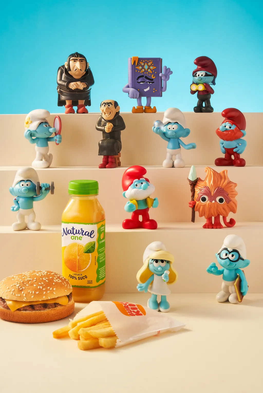 Foi tanto sucesso, que a Vila dos Smurfs está de volta no Combo King Jr.! Desde a Smurfette até o Gargamel você escolhe quem vai smurfar seu pedido dessa vez. 💙 Cola no BK e garanta o seu! Combo King Jr.™ inclui 1 sanduíche de Pão, Carne e Queijo podendo ser substituído por 4 unidades de BK® Chicken ou Chicken Jr. + 1 suco + 1 batata pequena + 1 brinquedo.  O Combo King Jr. ™ está disponível a partir de R$ 30,90, no balcão, totem, Clique e Retire e BK Drive, e a partir de R$ 36,90 nas plataformas de Delivery. Os valores podem variar nas seguintes lojas da rede: https://d3sn2rlrwxy0ce.cloudfront.net/lojas-nao-participantes-clube-bk.pdf. O valor do brinquedo está incluso no preço do Combo King Jr. ™, que dá direito a apenas um dos brinquedos disponíveis. Confira lojas participantes: https://bit.ly/kingjr_smurfs. O brinquedo também poderá ser adquirido separadamente, conforme condições específicas de preço e quantidade. Imagens meramente ilustrativas. TM & © 2025 Burger King Company LLC. Uso sob licença. Todos os direitos reservados.  Smurfs™ & ©2025 Licensed through Lafig Belgium/IMPS. The Smurfs movie ©2025 Paramount Animation, a division of Paramount Pictures Corporation.